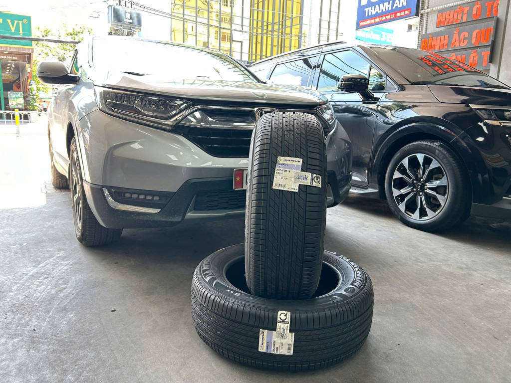 Tổng quan xe Honda CR-V sau khi thay dàn lốp Michelin 235/60R18 Primacy 3 ST Thái Lan ở gara.
