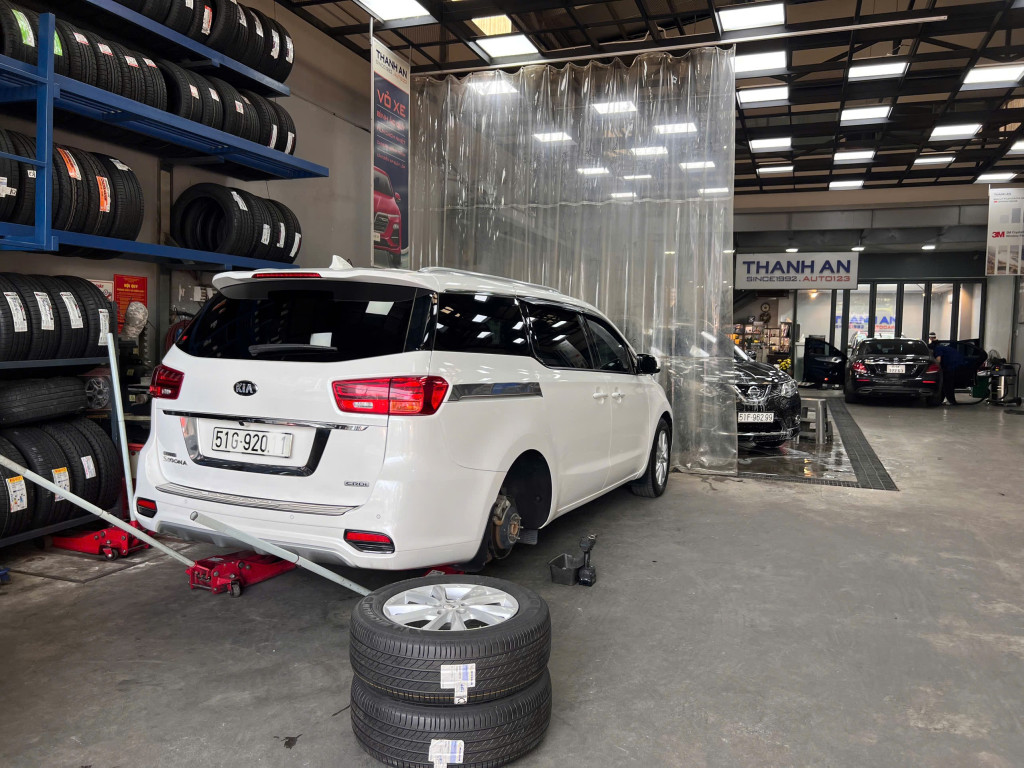 Nhân viên gara đang kiểm tra Kia Sorento thay lốp Michelin 235/60R18 Primacy 3 ST chính hãng.