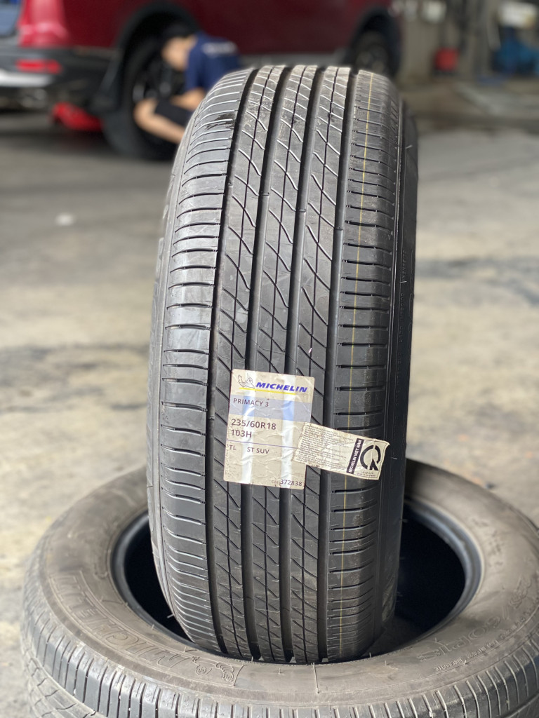 Xe thay đủ bốn lốp Michelin Pilot Sport 4 size 205/45R17 Thái Lan, canh vị trí trước sau tại gara Thanh An AutoCare