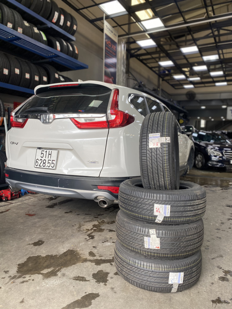 Kỹ thuật viên siết ốc và cân bằng sau khi thay 4 vỏ Michelin Pilot Sport 4 205/45R17 Thái Lan tại gara