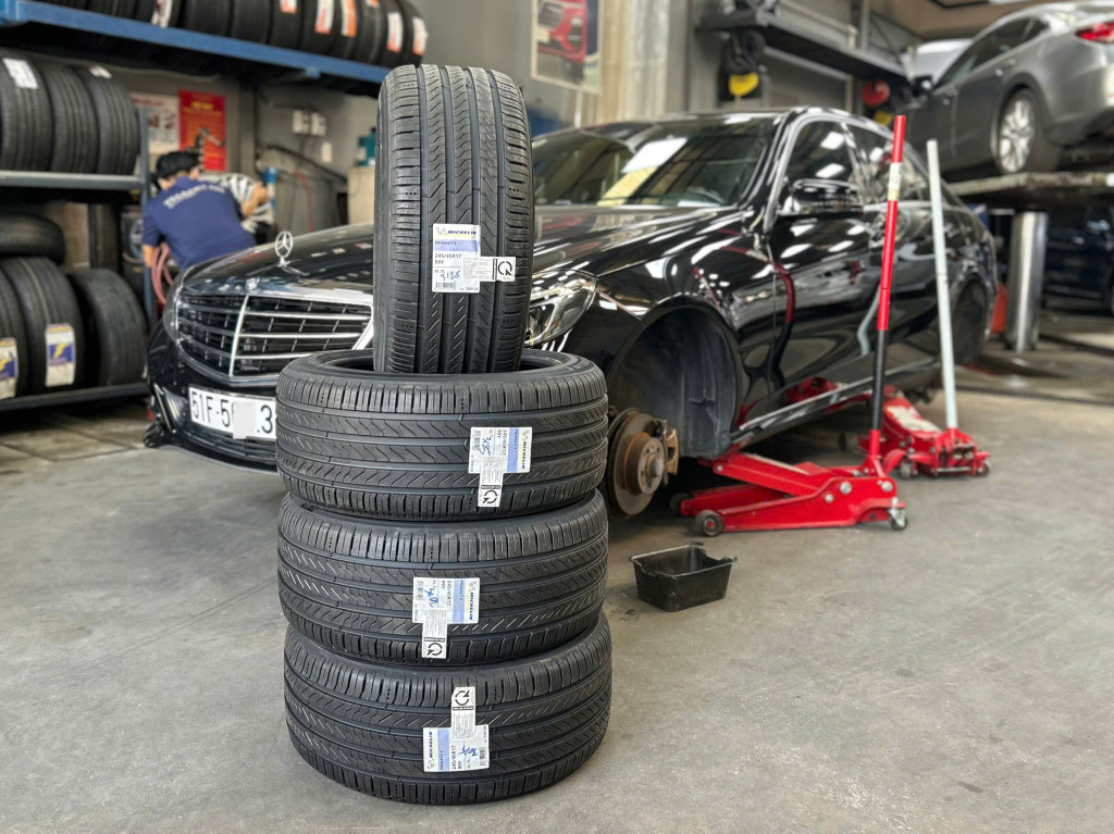 Mercedes E class thay Lốp Michelin 245/45R17 Pilot Sport 4 Thái Lan giúp tăng độ bám đường ở gara.