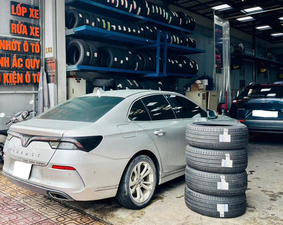Vinfast Lux A2.0 thay lốp Michelin 245/45R18 Primacy 4 ST Thái Lan đẳng cấp sang trọng tại gara.