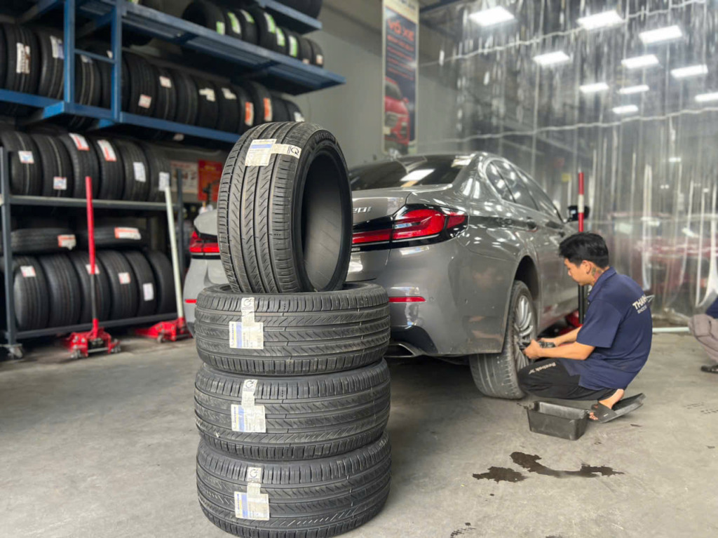 Bộ 4 vỏ Michelin 245/45R18 Primacy 4 ST Thái Lan được thay tại gara, hình thể hiện thông số trên hông lốp.