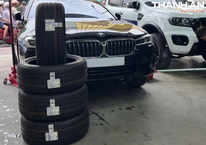 Quy trình thay 4 Michelin 245/45R18 Primacy 5, kỹ thuật viên vệ sinh mâm và kiểm tra van ở xưởng