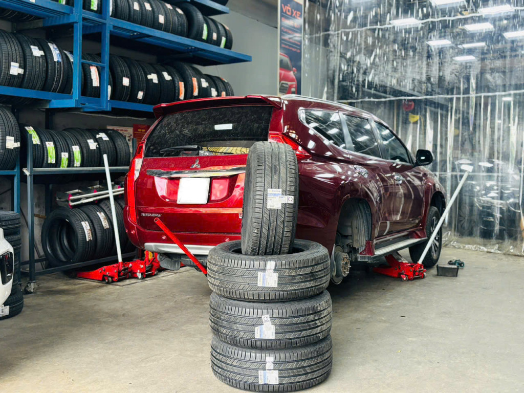 Mitsubishi Pajero Sport thay vỏ Michelin 265/60R18 Primacy SUV Thái Lan chuyên dụng ở gara.