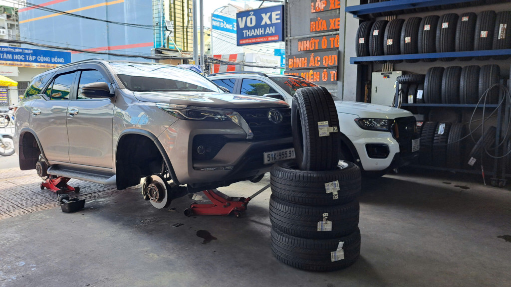 Chi tiết bánh xe Toyota Fortuner lắp lốp Michelin 265/65R17 Primacy SUV chính hãng tại gara.