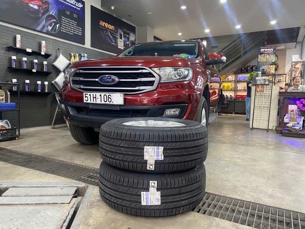 Ford Everest thay lốp Michelin 265/65R17 Primacy SUV Thái Lan chịu tải tốt và êm ái tại gara.
