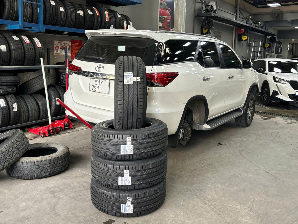 Toyota Fortuner thay lốp Michelin 265/65R17 Primacy SUV Thái Lan mạnh mẽ và bền bỉ tại gara.