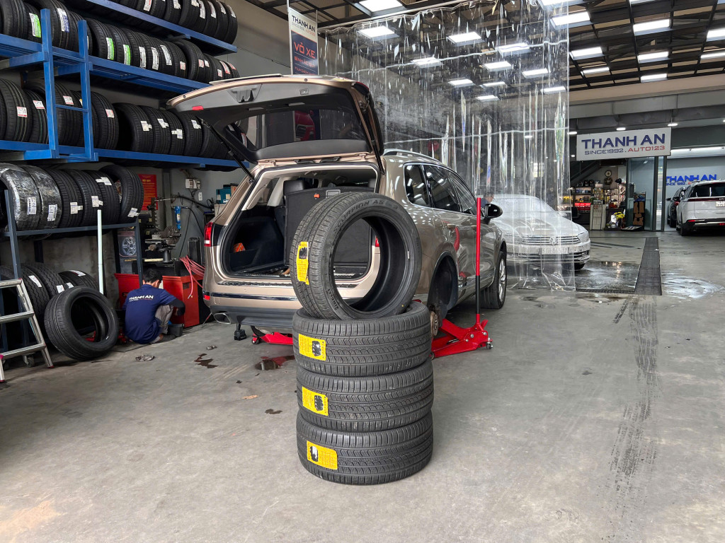 Volkswagen Touareg thay vỏ Pirelli 275/45R20 Runflat tại gara Thanh An Autocare.