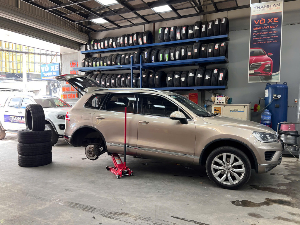 Xe Volkswagen Touareg thay vỏ Pirelli 275/45R20 Runflat tại Thanh An Autocare.