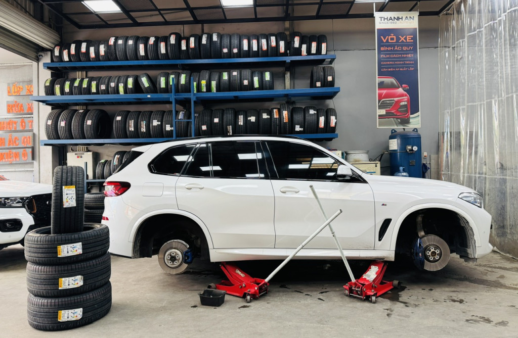 BMW X5 sử dụng dịch vụ thay vỏ Pirelli 275/45R20 Runflat chất lượng ở Thanh An.