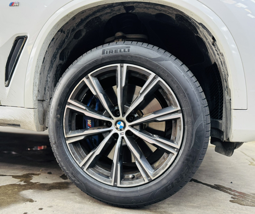 Xe BMW X5 trang bị bộ lốp Pirelli 275/45R20 Runflat cao cấp tại Thanh An Autocare.