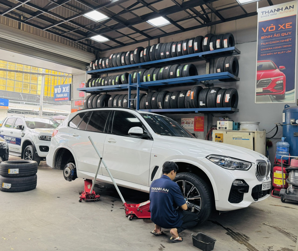 Kỹ thuật viên thay lốp Pirelli 275/45R20 Runflat cho xe BMW X5 tại gara Thanh An.