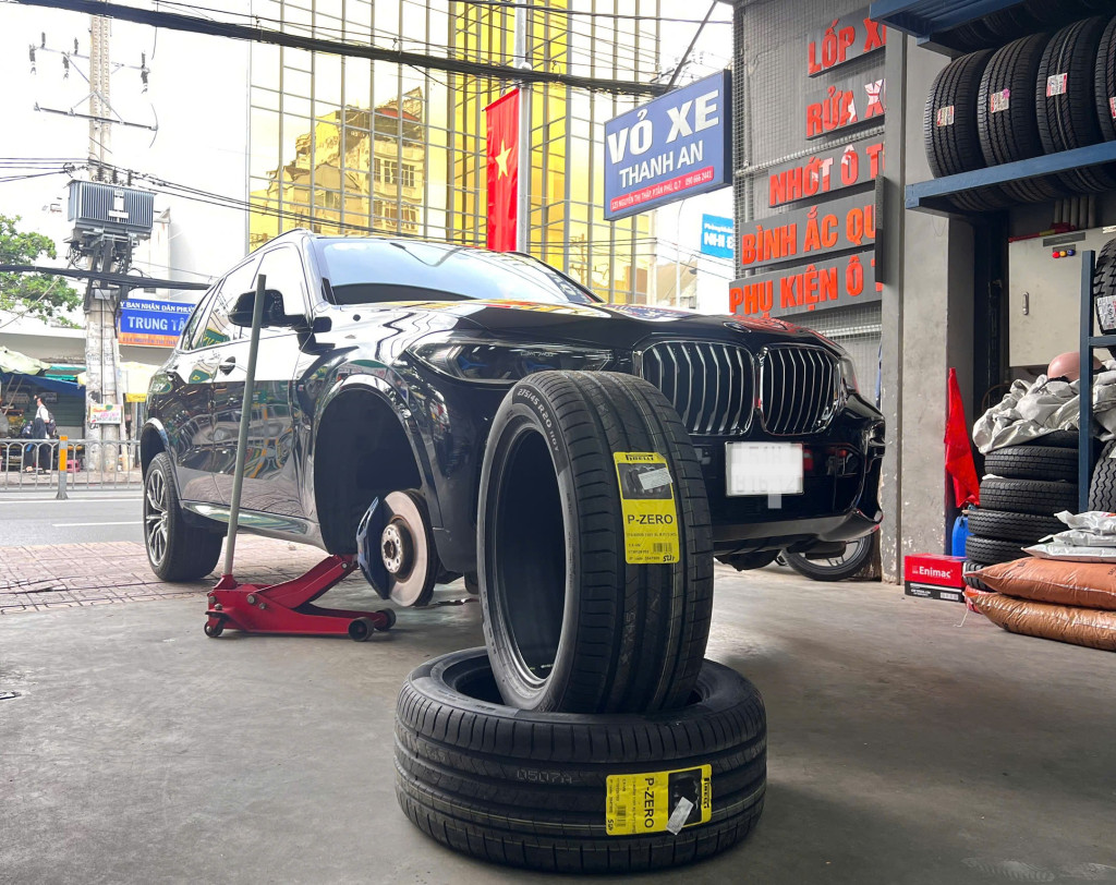 BMW X5 hoàn tất thay vỏ xe Pirelli 275/45R20 Runflat tại gara Thanh An Autocare.