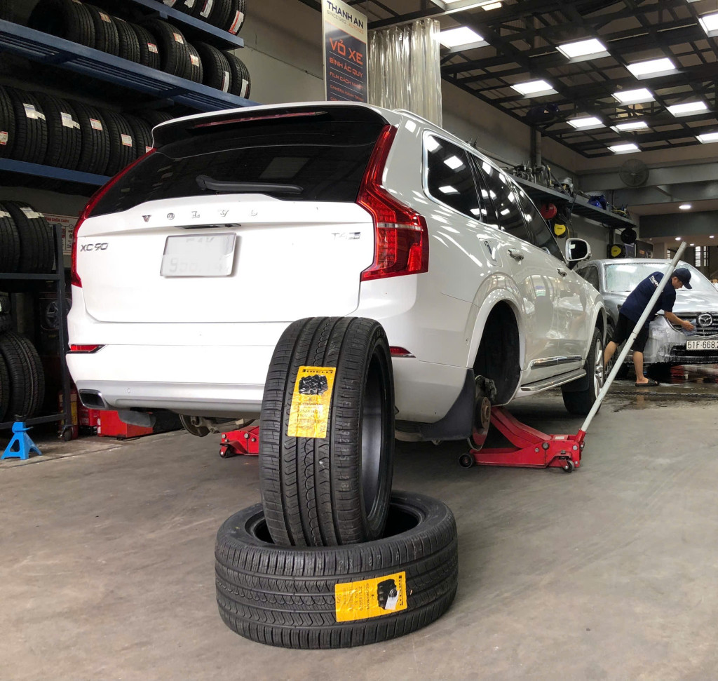 Volvo XC90 thay 2 lốp Pirelli 275/45R20 Scorpion All Season Plus 3 nhập từ Mexico.