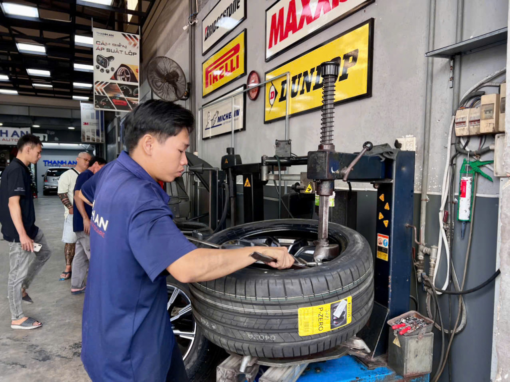 BMW X5 thay vỏ Pirelli 275/45R20 Runflat chính hãng tại gara Thanh An Autocare.