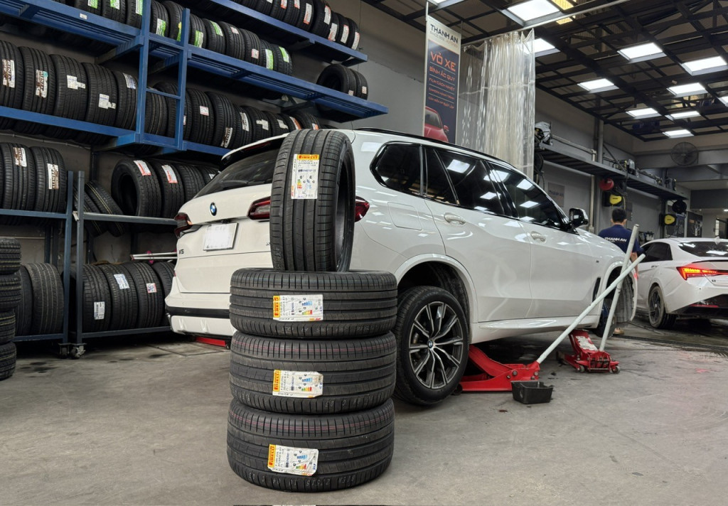 Thay bộ lốp Pirelli 275/45R20 Runflat chống xịt cho xe BMW X5 tại gara Thanh An.