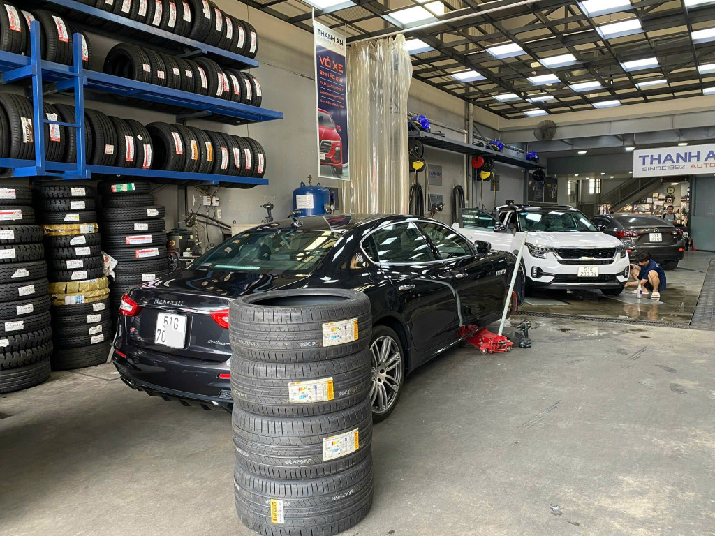 Cận cảnh Maserati Ghibli thay vỏ Pirelli 245/40R20 Scorpion Verde Runflat Romania tại Thanh An AutoCare.