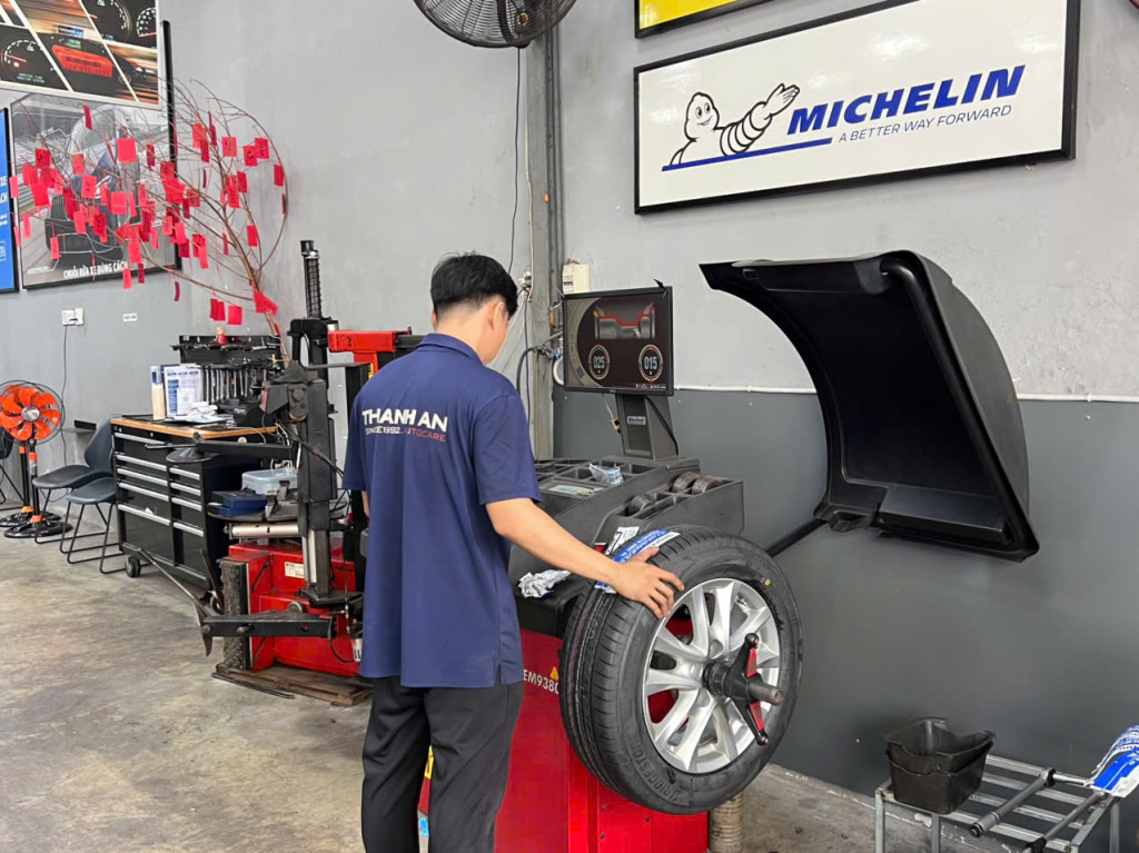 Đội ngũ kỹ thuật gara thực hiện lắp vỏ xe Bridgestone 205/60R16 cho khách hàng tại Thanh An AutoCare