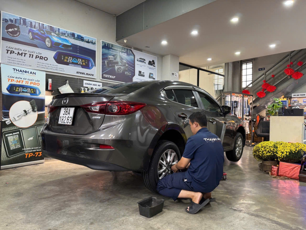 Quá trình KTV thay vỏ xe Bridgestone 205/60R16 bằng máy móc hiện đại tại gara