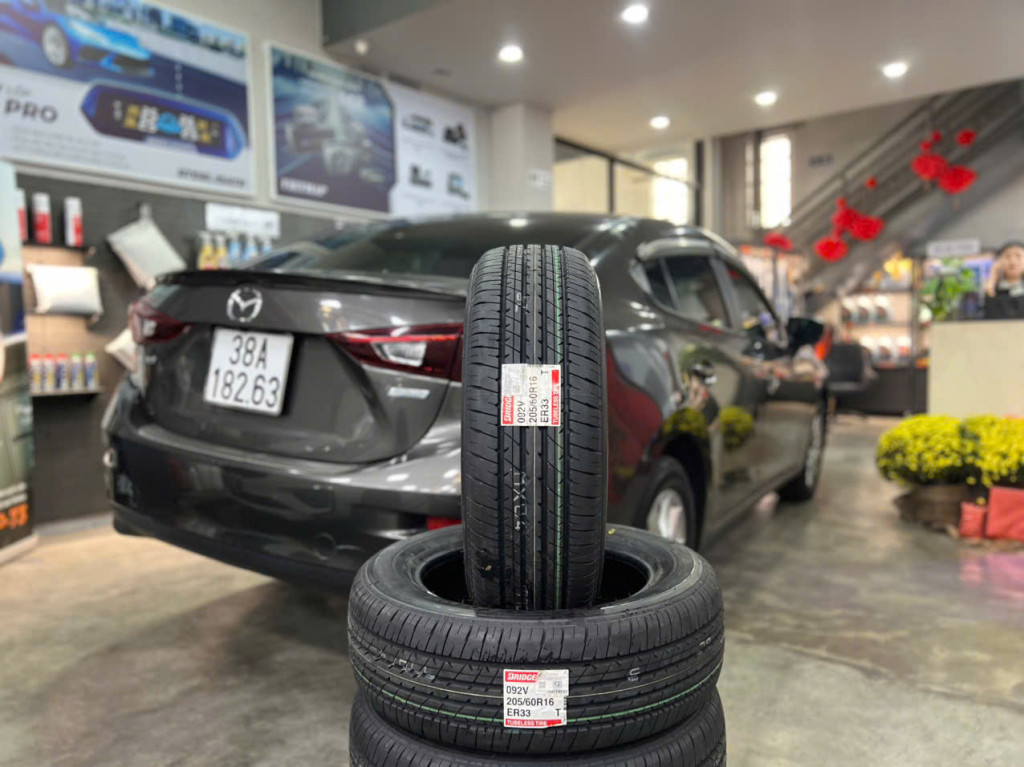 Xe Mazda 3 thay 4 vỏ xe Bridgestone 205/60R16 giúp vận hành mượt mà hơn tại gara