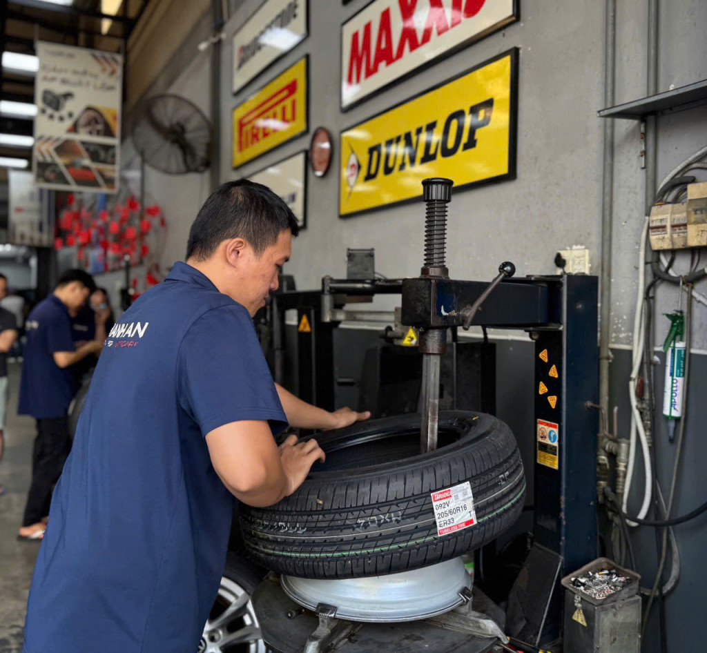Nhân viên kỹ thuật tiến hành thay vỏ xe Bridgestone 205/60R16 an toàn cho khách hàng