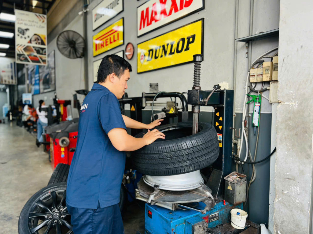 Nhân viên kỹ thuật thay vỏ xe Atlas 225/55R17 nhập khẩu Thái Lan bền bỉ tại khu vực kỹ thuật của gara
