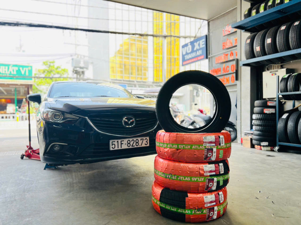 Dòng xe Mazda 6 tiến hành thay vỏ xe Atlas 225/55R17 Thái Lan nhằm tăng độ êm ái khi vận hành tại gara