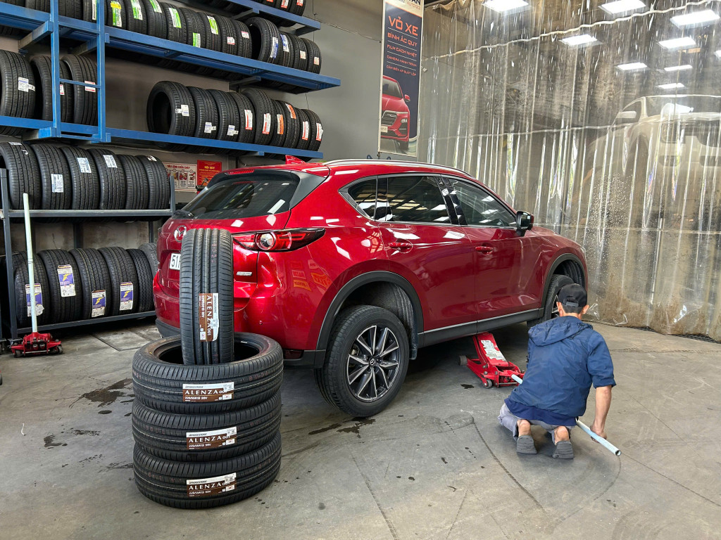 Xe Mazda CX-5 hoàn tất việc thay vỏ xe Bridgestone 225/55r19 giúp tăng độ bám đường tại gara Thanh An.