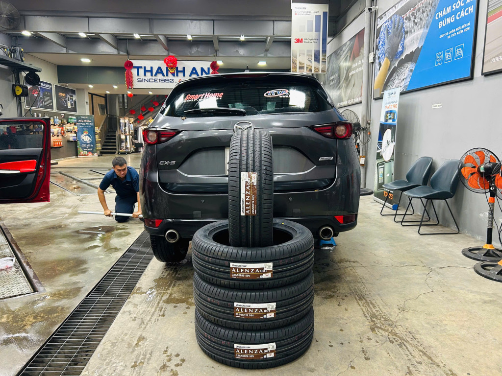Mazda CX-5 nâng cấp lên dòng vỏ Bridgestone 225/55R19 Al01 hỗ trợ lái xe ổn định tại gara