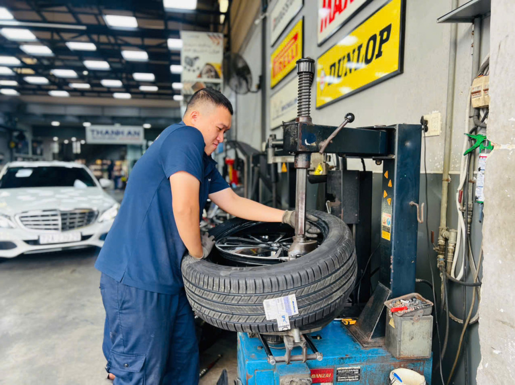 Kỹ thuật viên chuyên nghiệp thay vỏ Michelin 225/55R19 Primacy SUV + Thái Lan cho Mazda CX-5 ở gara