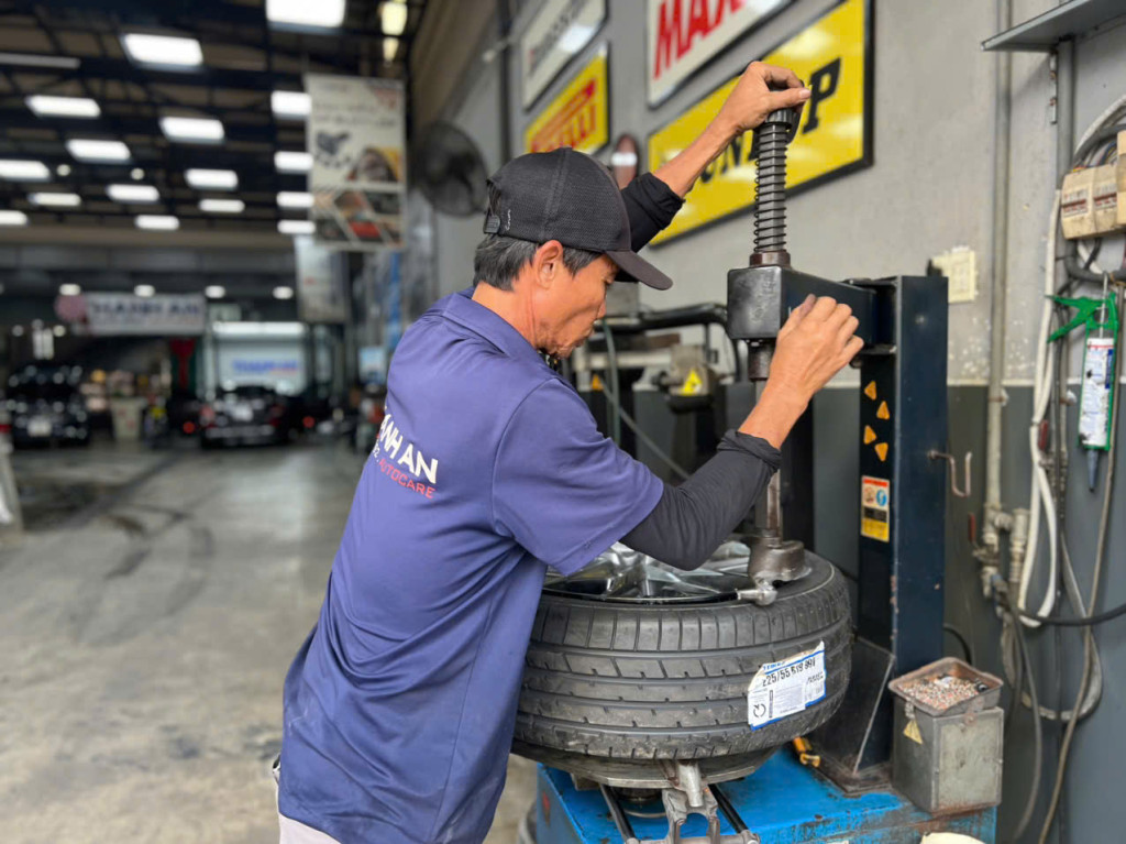 KTV thay vỏ xe Toyo 225/55R19 PXR46 Malaysia cho xe ô tô vô cùng cẩn thận tại gara