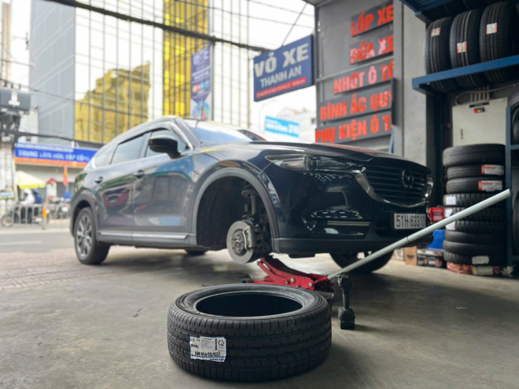 Mazda CX-8 thay vỏ xe Toyo 225/55R19 PXR46 Malaysia cao cấp vận hành êm tại gara