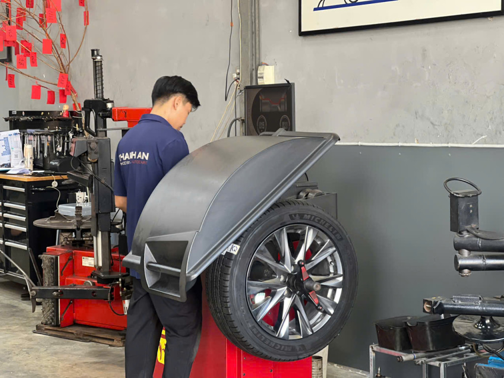 Chuyên viên KTV cân mâm Michelin 225/55r19 đảm bảo sự cân bằng tuyệt đối cho bánh xe tại trung tâm dịch vụ
