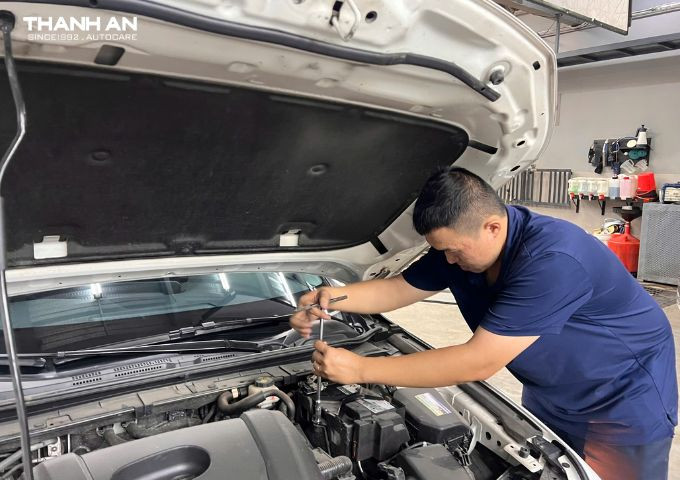 mazda3-thay-binh-ac-quy-varta-q85