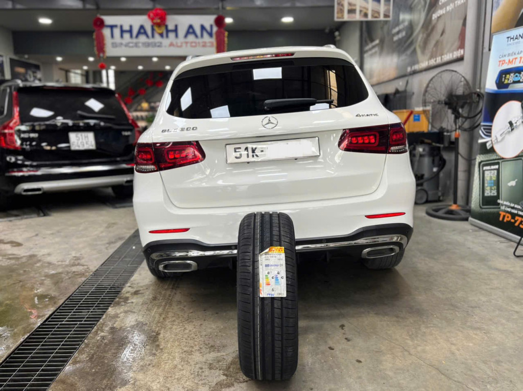 Chủ xe Mercedes GLC 300 tin tưởng thay bộ lốp Pirelli 235/55r19 chính hãng tại Thanh An AutoCare.