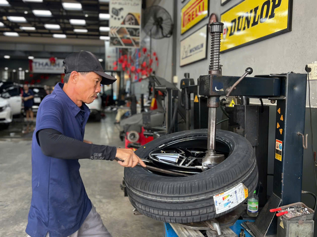 Mercedes GLC 300 thay vỏ xe Pirelli 235/55r19 đẳng cấp giúp tăng trải nghiệm lái tại gara Thanh An.