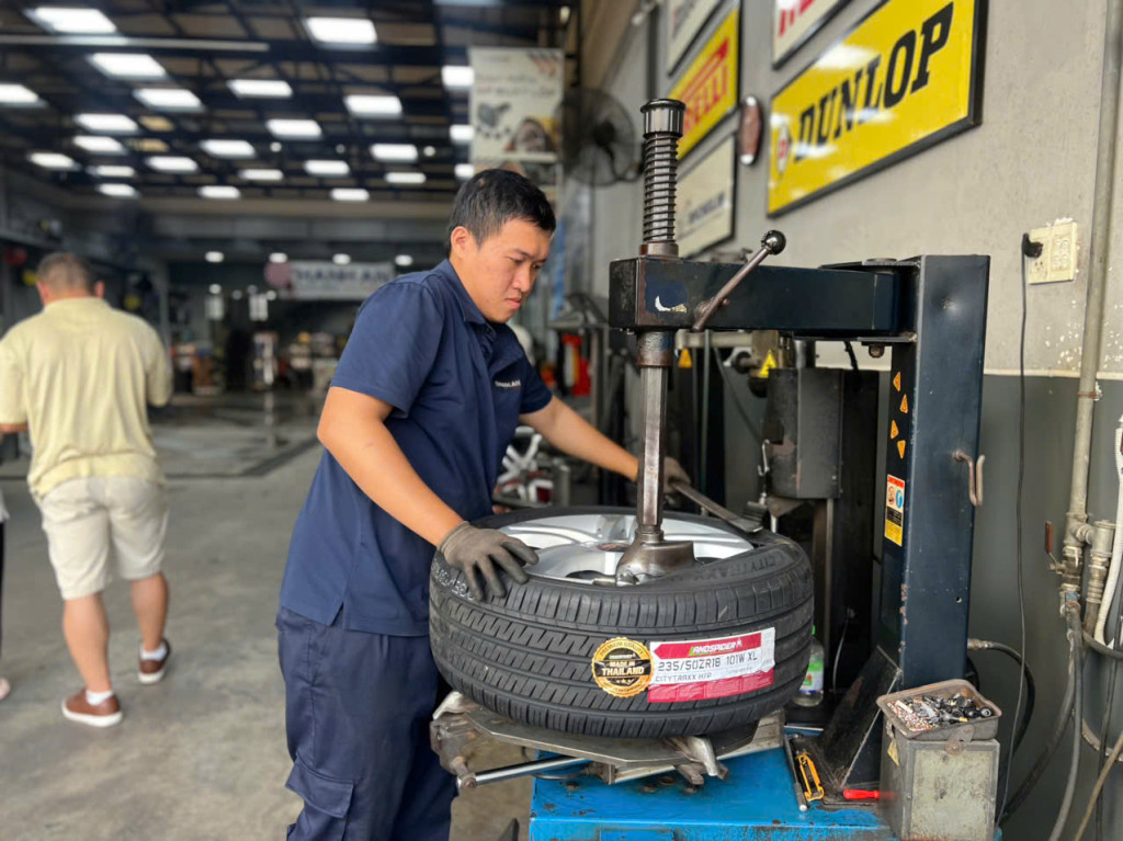 KTV thay vỏ xe Landspider 235/50R18 nhập khẩu Thái Lan cho khách hàng tại gara