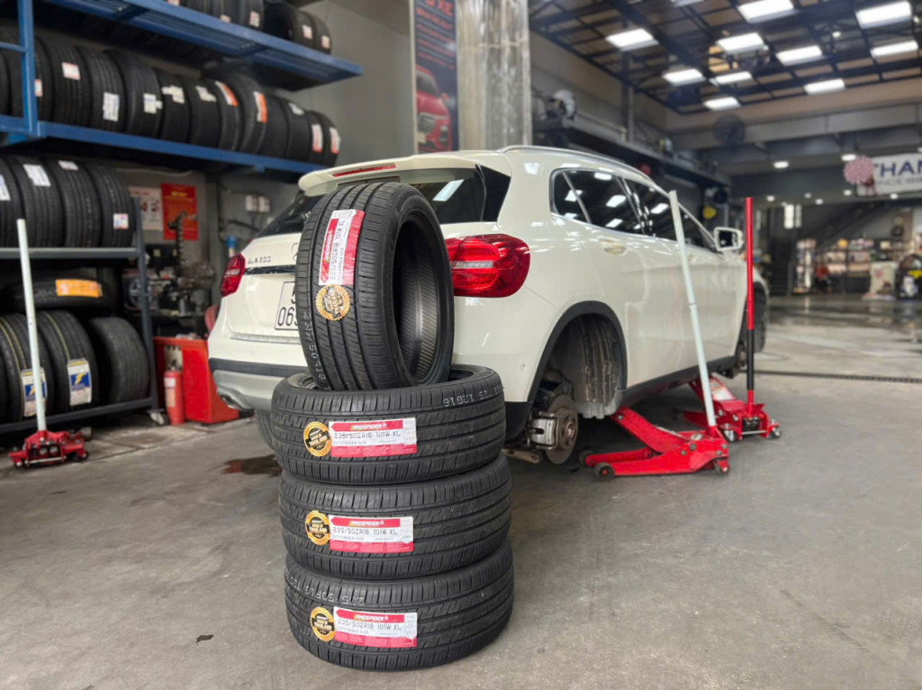 Mercedes GLA 200 thay vỏ xe Landspider 235/50R18 Thái Lan bền bỉ ở trung tâm gara