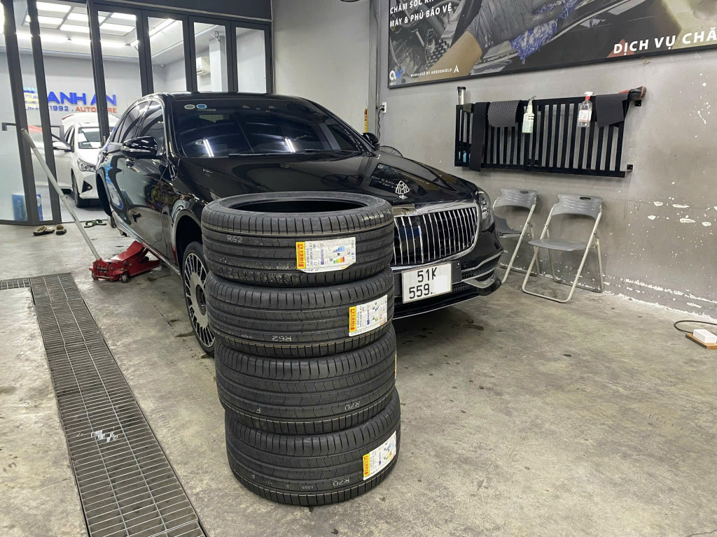 Xe Mercedes S650 Maybach đang được thay lốp Pirelli 245/40R20 Scorpion Verde Runflat tại gara chuyên nghiệp.