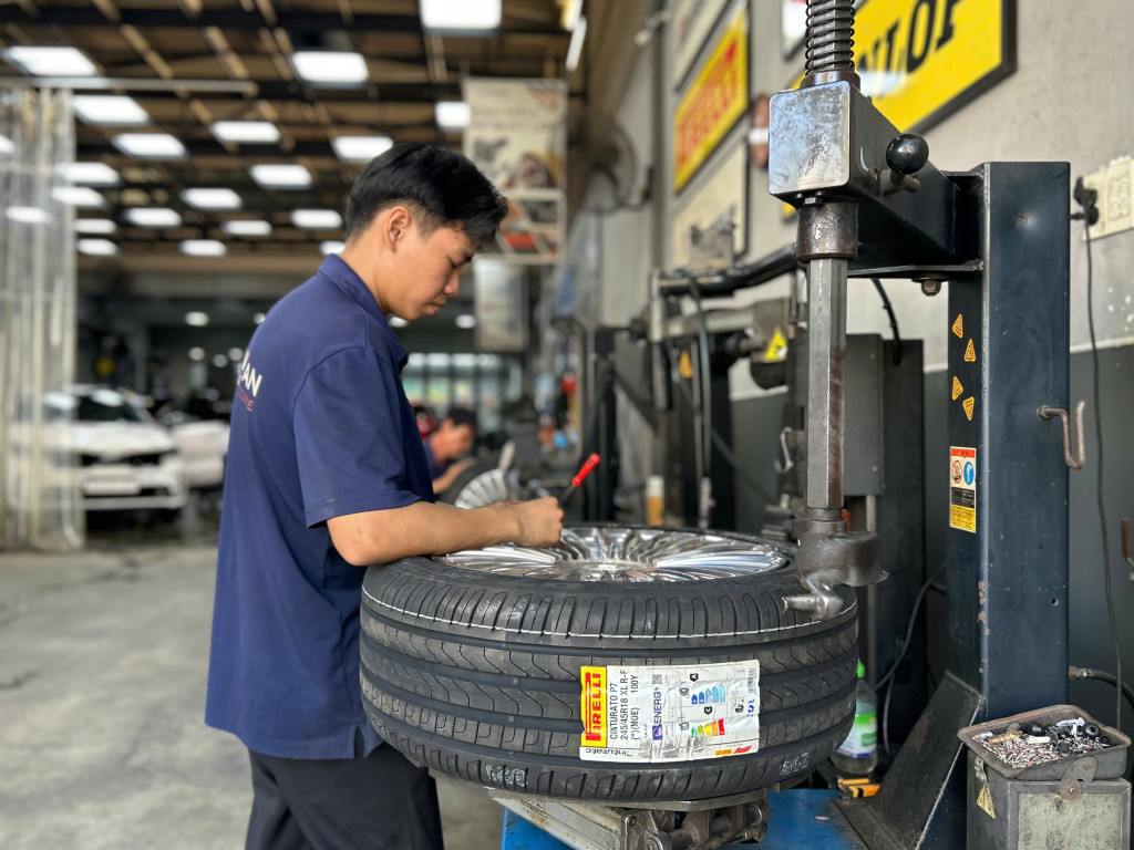 Hình ảnh kỹ thuật viên thay lốp Pirelli 245/45R18 cho dòng xe sang Mercedes V250 ngay tại gara