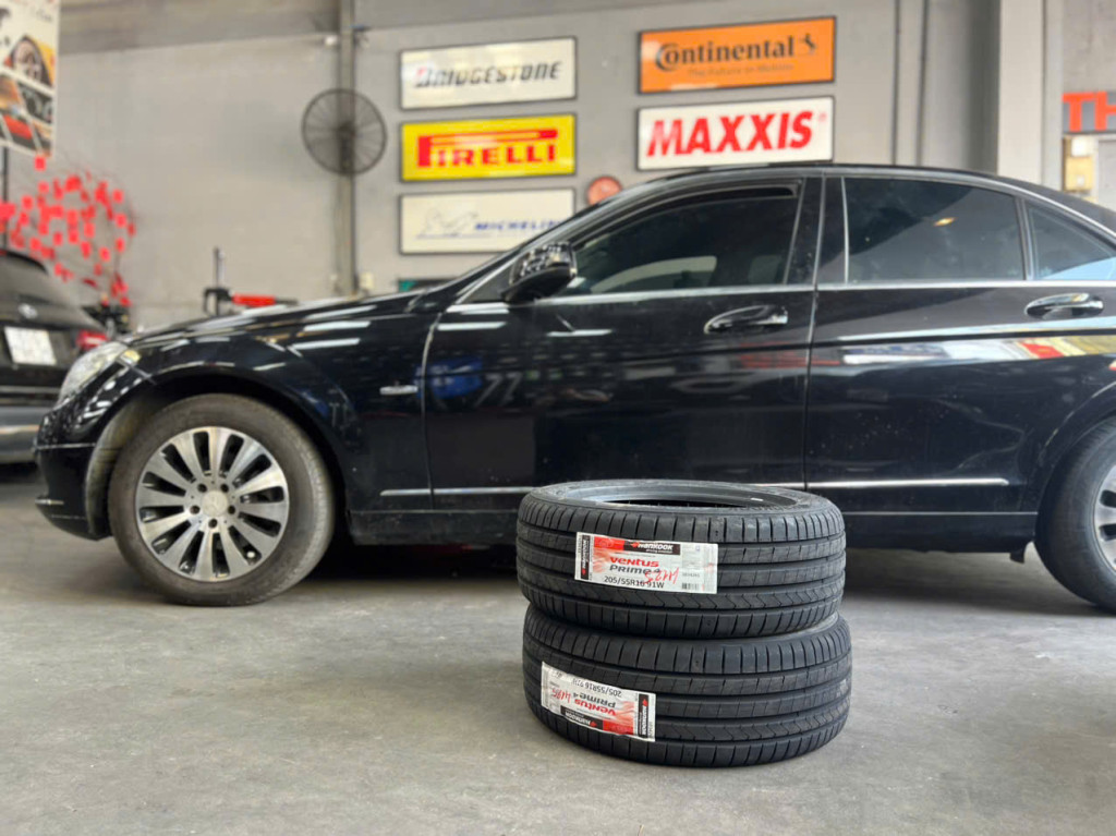 Mercedes C200 trang bị vỏ xe Hankook 205/55R16 chất lượng ổn định và bám đường tốt tại gara chuyên nghiệp