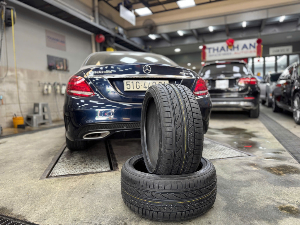Mercedes C300 vỏ xe Bridgestone 225-40R18 Potenza RE050 Runflat 7 (1)
