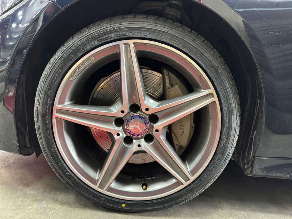 Mercedes C300 vỏ xe Bridgestone 225-40R18 Potenza RE050 Runflat 7 (2)