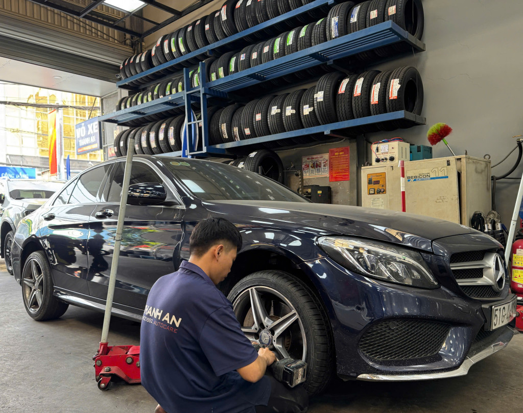 Mercedes C300 vỏ xe Bridgestone 225-40R18 Potenza RE050 Runflat 7 (3)