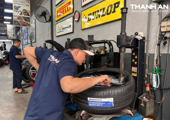 mercedes-e300-thay-2-lop-bridgestone-245-40r19-t06 (1)