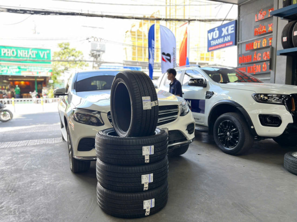 Xe Mercedes GLC thay vỏ xe Michelin 235/55r19 để tăng cường độ an toàn và êm ái khi lái xe tại xưởng
