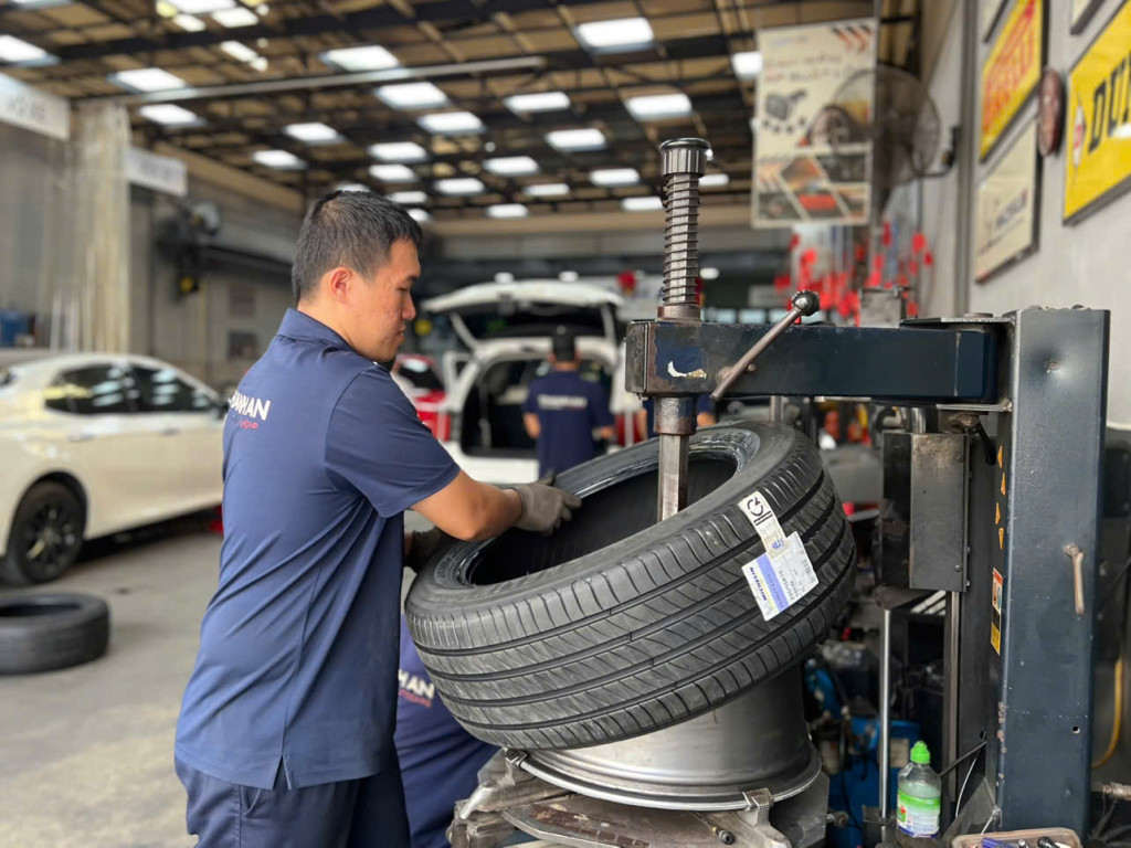 Chuyên viên KTV lắp vỏ xe Michelin 235/55r19 dòng lốp mềm mại ưu việt cho khách tại gara Thanh An AutoCare