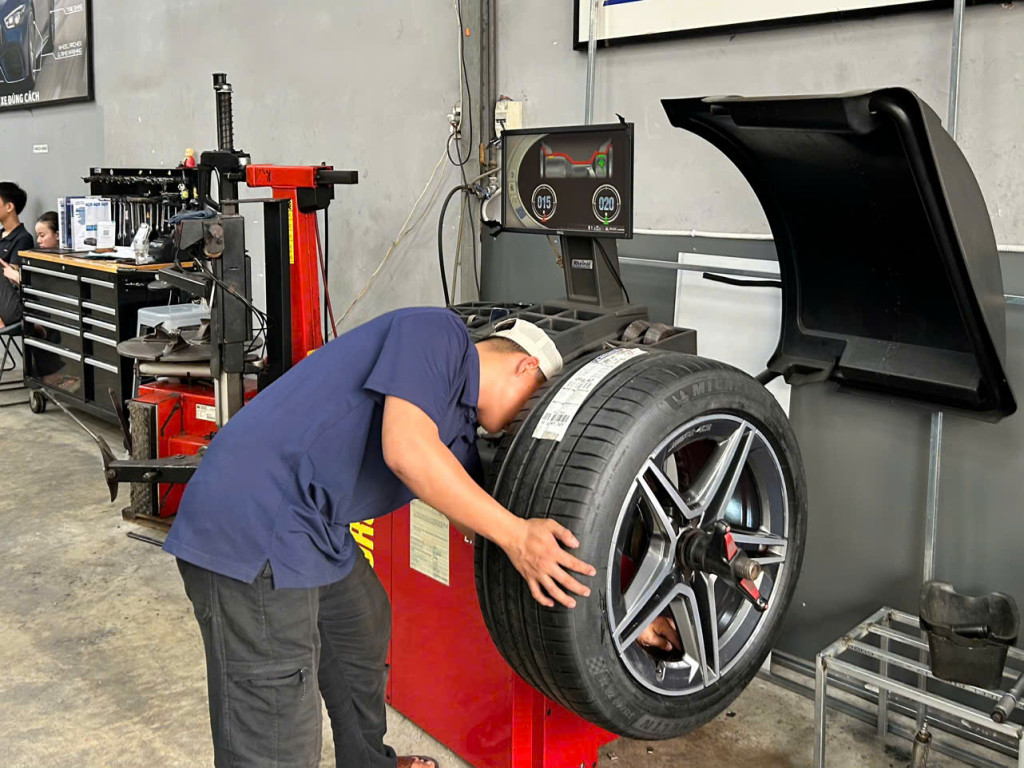 Quy trình bảo dưỡng thay vỏ Michelin 275/45R21 Pilot Sport 4 SUV cho Mercedes Maybach GLS 450 tại gara.