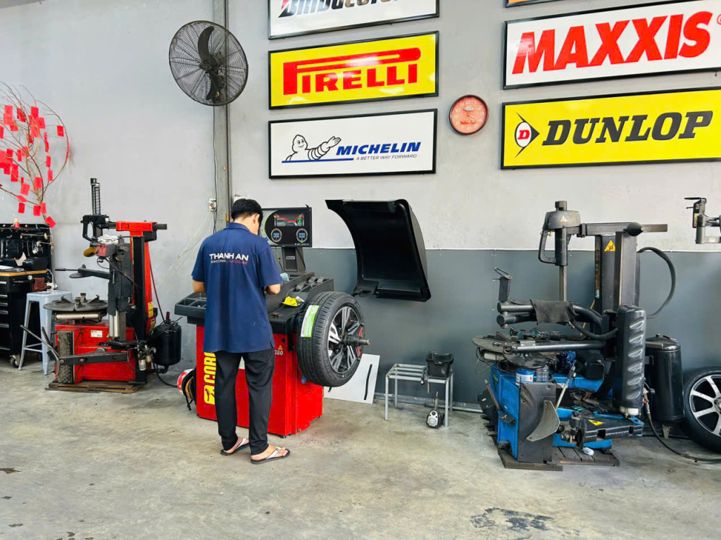 KTV tiến hành lắp lốp tiết kiệm nhiên liệu Bridgestone 205/55R16 EP150 tại gara Thanh An AutoCare.